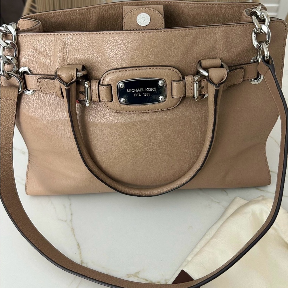 SOLD ‼️ Michael Kors Tan Shoulder Bag with Structured Design.